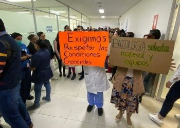 Aumentan protestas médicas en Puebla por falta de insumos y mejores condiciones