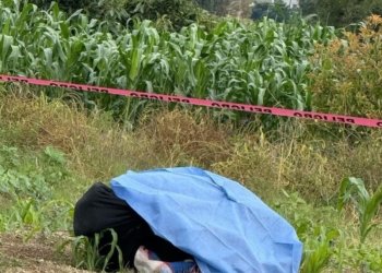 Hallan cuerpo encobijado en la carretera Nealtican-Tecuanipan