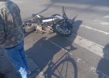 Motociclista pierde la vida tras derrapar en glorieta de la China Poblana