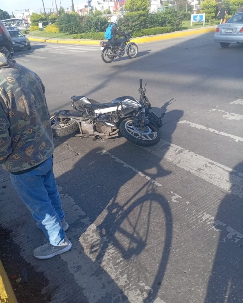 Motociclista pierde la vida tras derrapar en glorieta de la China Poblana