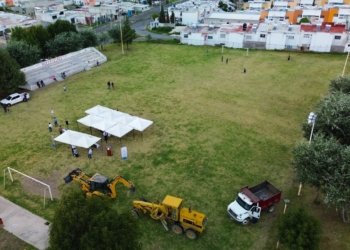 Vista aérea de la cancha de fútbol de Valle de San Miguel en Huejotzingo, donde comenzaron los trabajos de rehabilitación del espacio deportivo.
