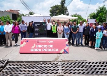 Roberto Solís y vecinos de Huejotzingo durante el inicio de la rehabilitación de 52 rejillas pluviales para prevenir inundaciones en el municipio.
