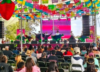 Presentación de danza folclórica ante familias y visitantes durante la Feria de las Berries en San Diego Buenavista, Huejotzingo.