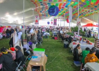 Visitantes y expositores recorren la Feria de las Berries en San Diego Buenavista, Huejotzingo, donde productores locales ofrecen alimentos y productos derivados de frutos rojos.